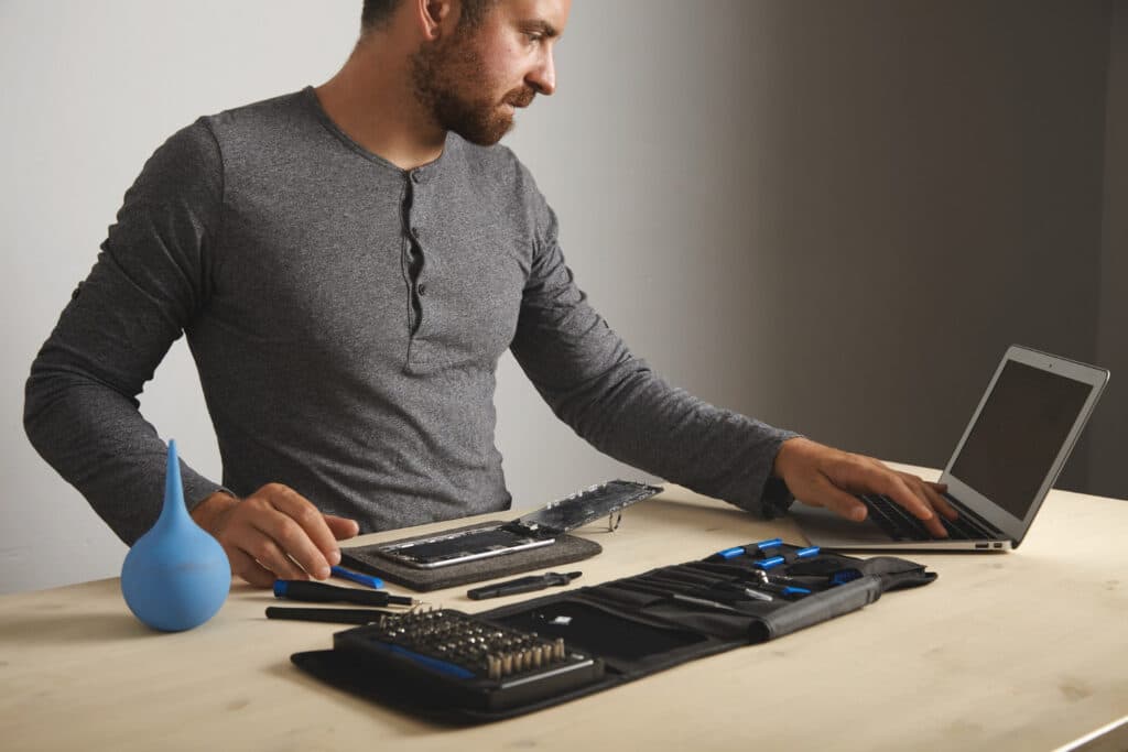 Diagram comparing GPU bottleneck versus CPU bottleneck in a PC.